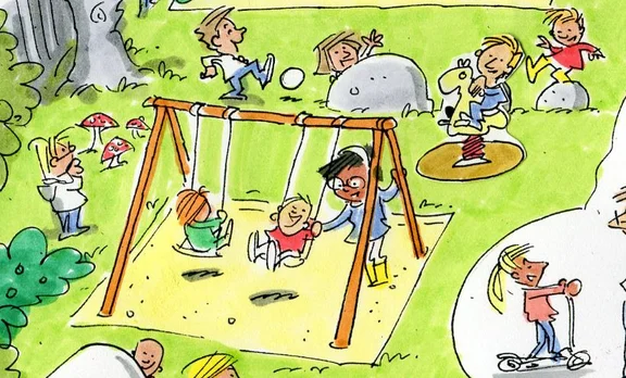 Auf einem Spielplatz spielen viele Kinder. Eine Erzieherin schubst ein Kind auf der Schaukel an.